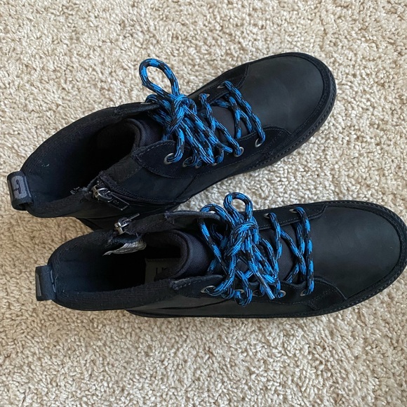 Black Ugg boots with blue laces. NWOT. *rare. Women’s size 7, men’s size 6 - Picture 6 of 7